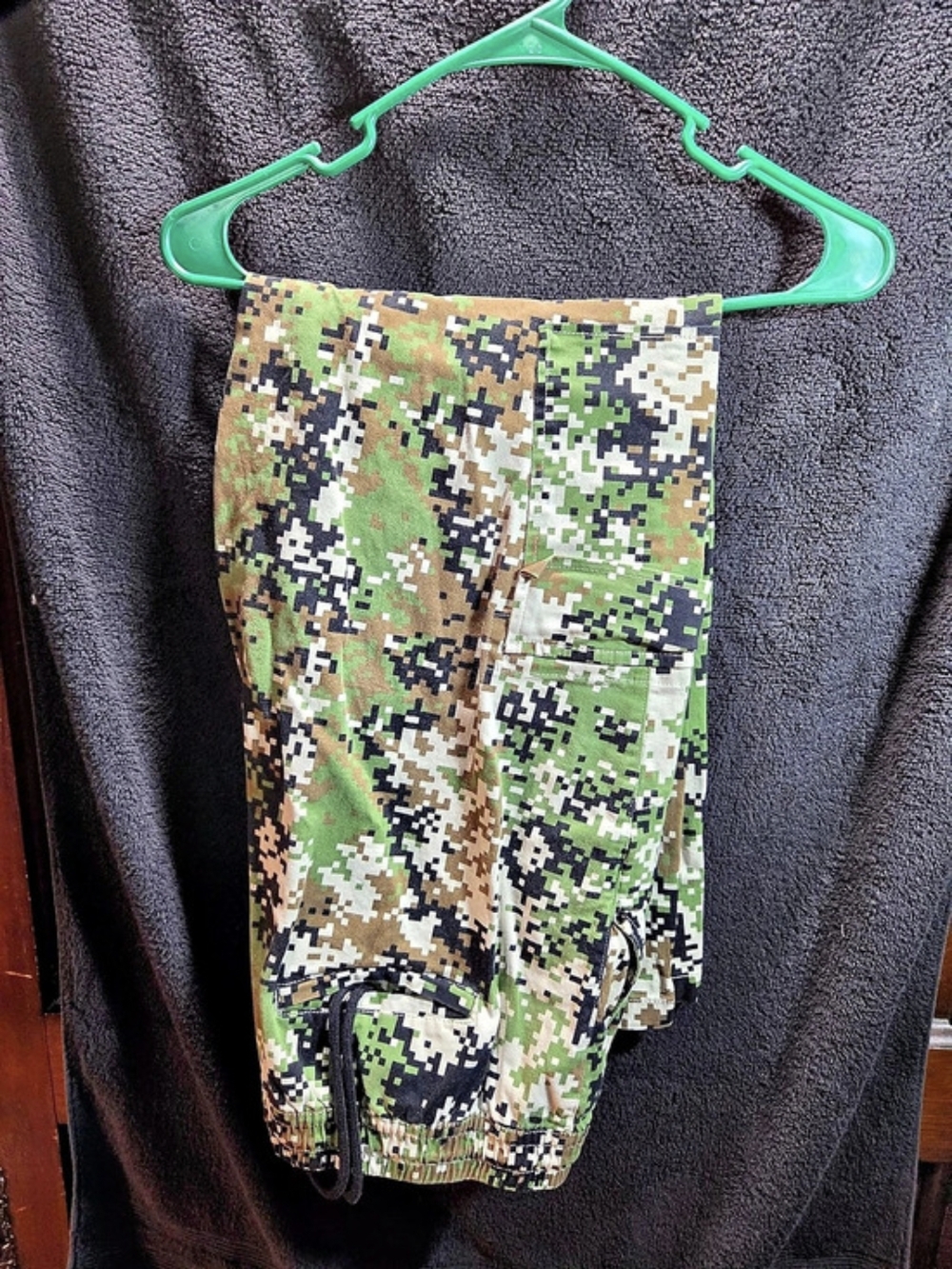 NWOT. Mens Dogg Supply, Snoop Dogg cargo pants Camo Cargo Pants XL Like New